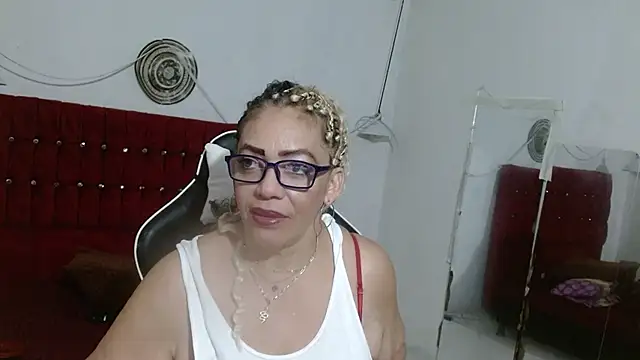 Sweet-Mommy-Milf Adlı Modelin Canlı Sohbet Odası