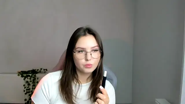 Regina_cute_ Adlı Modelin Canlı Sohbet Odası