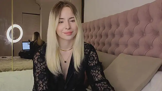 Bella_crazyy's Live Chat Room