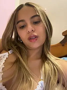 חדר צ'אט בשידור חי של MaelyClaire