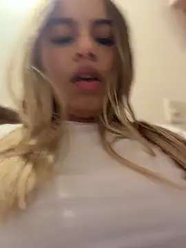 חדר צ'אט בשידור חי של MaelyClaire