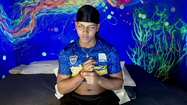 חדר צ'אט בשידור חי של zoriel_bigcock