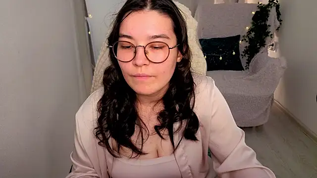 MomoRins Adlı Modelin Canlı Sohbet Odası