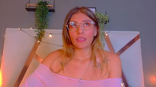 Sala de chat en directo de LiaaMoretti__