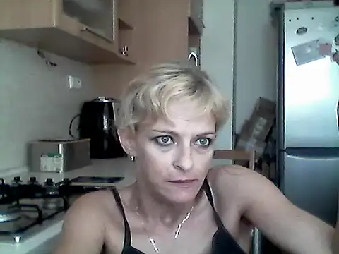SweetLuc11's Live Chat Room