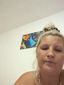 Živá chatovací místnost Divineblond