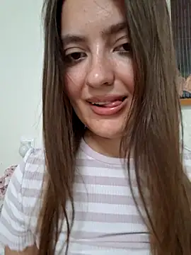 Carolina5354 Adlı Modelin Canlı Sohbet Odası