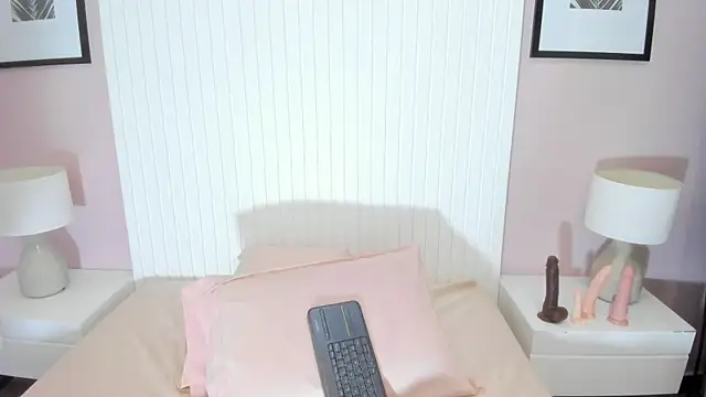 connie_spec's Live Chat Room