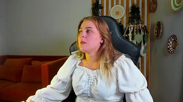 EllaBells' Live Chat Room