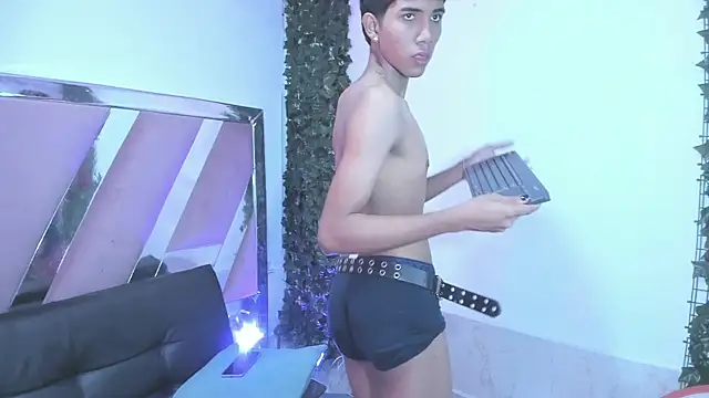 Seks show uživo modela KevCokk na kameri