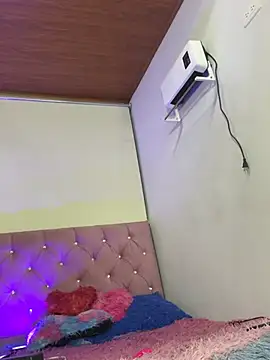 חדר צ'אט בשידור חי של Nyra_Queen