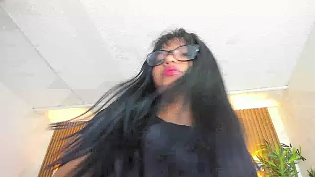 Hinaa_XXX Adlı Modelin Canlı Sohbet Odası