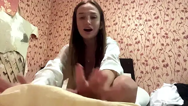 Chloooee's Live Chat Room