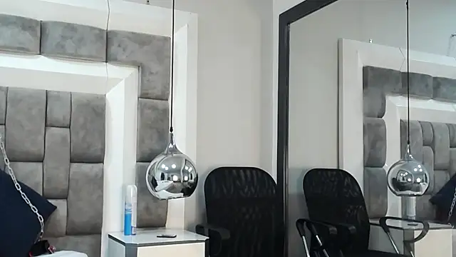 Lucie_Red's Live Chat Room