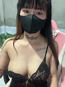 Lilyy18 Adlı Modelin Canlı Sohbet Odası