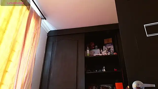 Rossiee_huntt Adlı Modelin Canlı Sohbet Odası