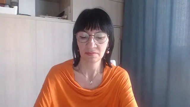 EricaBloom95 live-chat rom