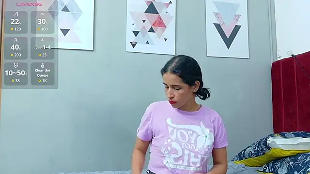 NaughtyyMommyyy – Naživo chatovacia miestnosť