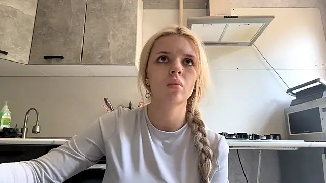 חדר צ'אט בשידור חי של Britney_Calverhends