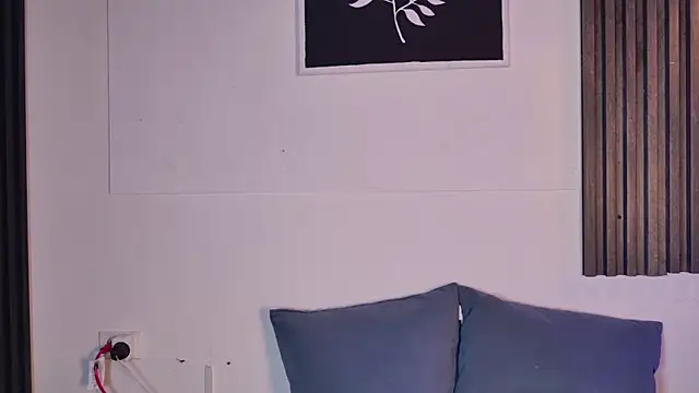 Sara_rosee_e's Live Chat Room