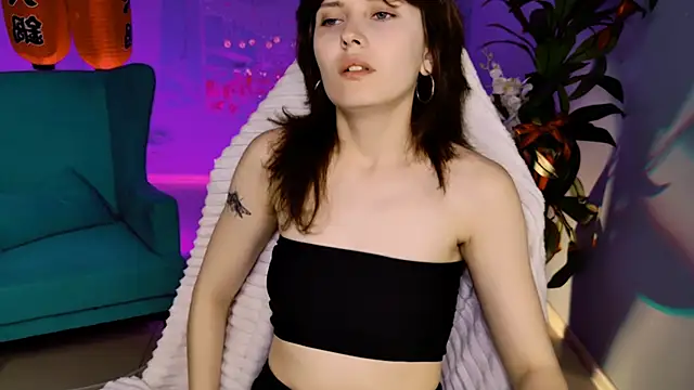 LolaDominara Adlı Modelin Canlı Sohbet Odası