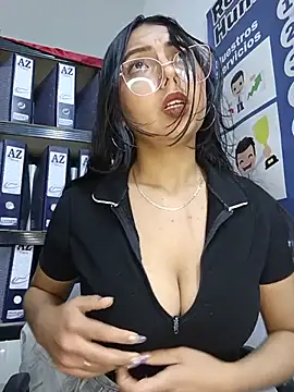 JENNIFER__03 Adlı Modelin Canlı Sohbet Odası