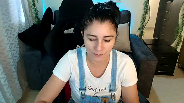 Živá chatovací místnost LUCYMILF_SEXY