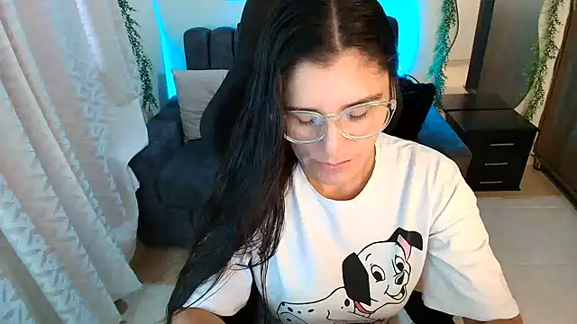 LUCYMILF_SEXY – Naživo chatovacia miestnosť