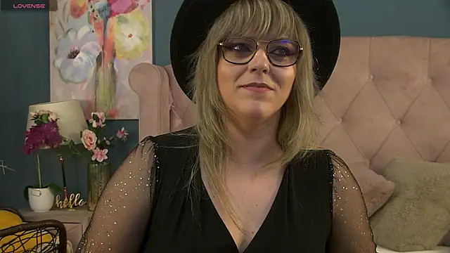 ZoeSkyee's Live Chat Room