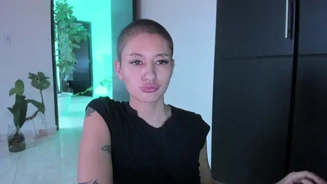 vandalovee_ Adlı Modelin Canlı Sohbet Odası
