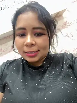 AriaMoonnn Adlı Modelin Canlı Sohbet Odası