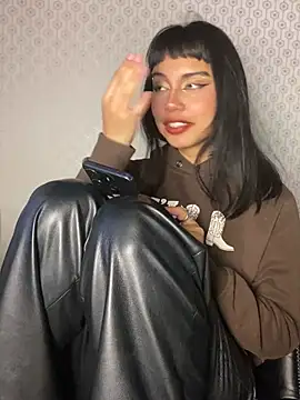 AntonellaCooper_Pink Adlı Modelin Canlı Sohbet Odası