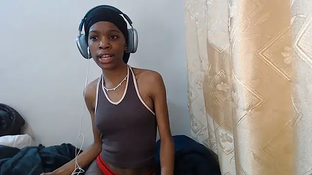 PetiteBarbie_05's Live Chat Room