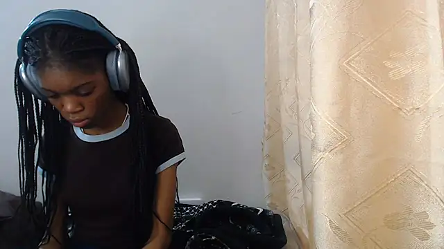 Sala de chat ao vivo de PetiteBarbie_05