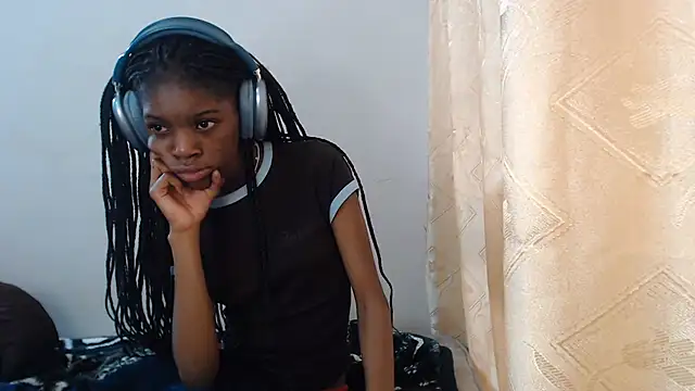 Sala de chat en directo de PetiteBarbie_05