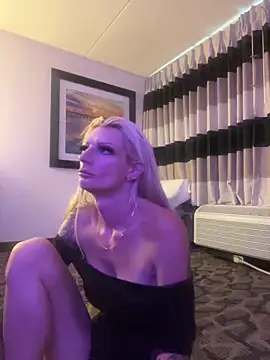 غرفة دردشة blonDDbombsheLL99 المباشرة