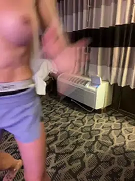 Živá chatovací místnost blonDDbombsheLL99
