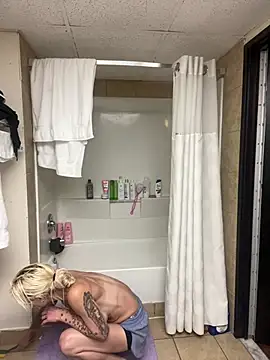 blonDDbombsheLL99 Cameră chat live