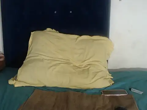 INNOCENTSLUT25's Live Chat Room