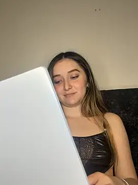 Sarisloves Adlı Modelin Canlı Sohbet Odası