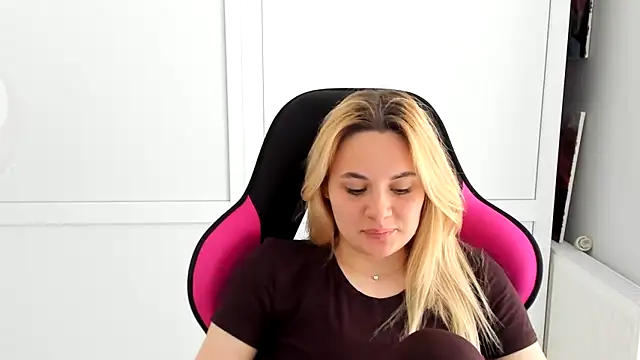 Emma_starrs_'s Live Chat Room