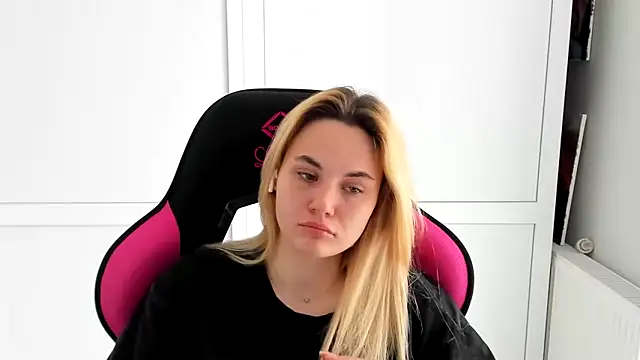 Emma_starrs_'s Live Chat Room