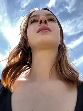 Outdorable Adlı Modelin Canlı Sohbet Odası