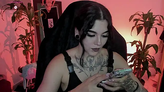 MissCharlottte_18's Live Chat Room