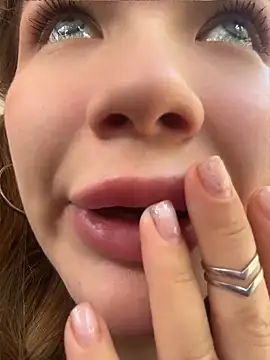 Živá kamerová sex show FlashTitsRoyal