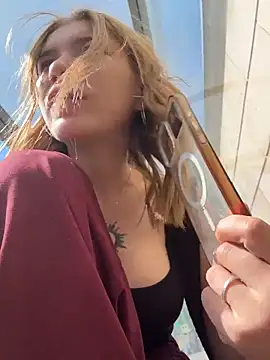הופעת סקס קאם בשידור חי של FlashTitsRoyal