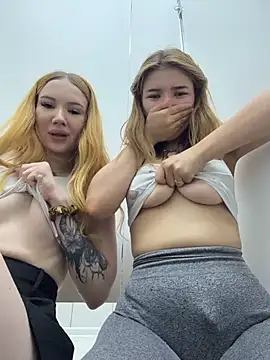 FlashTitsRoyal's Live Sex Cam Show