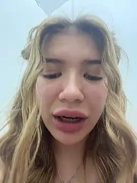 הופעת סקס קאם בשידור חי של FlashTitsRoyal