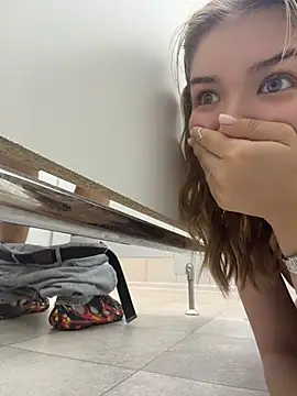 חדר צ'אט בשידור חי של FlashTitsRoyal