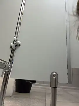FlashTitsRoyal Live Chatrum